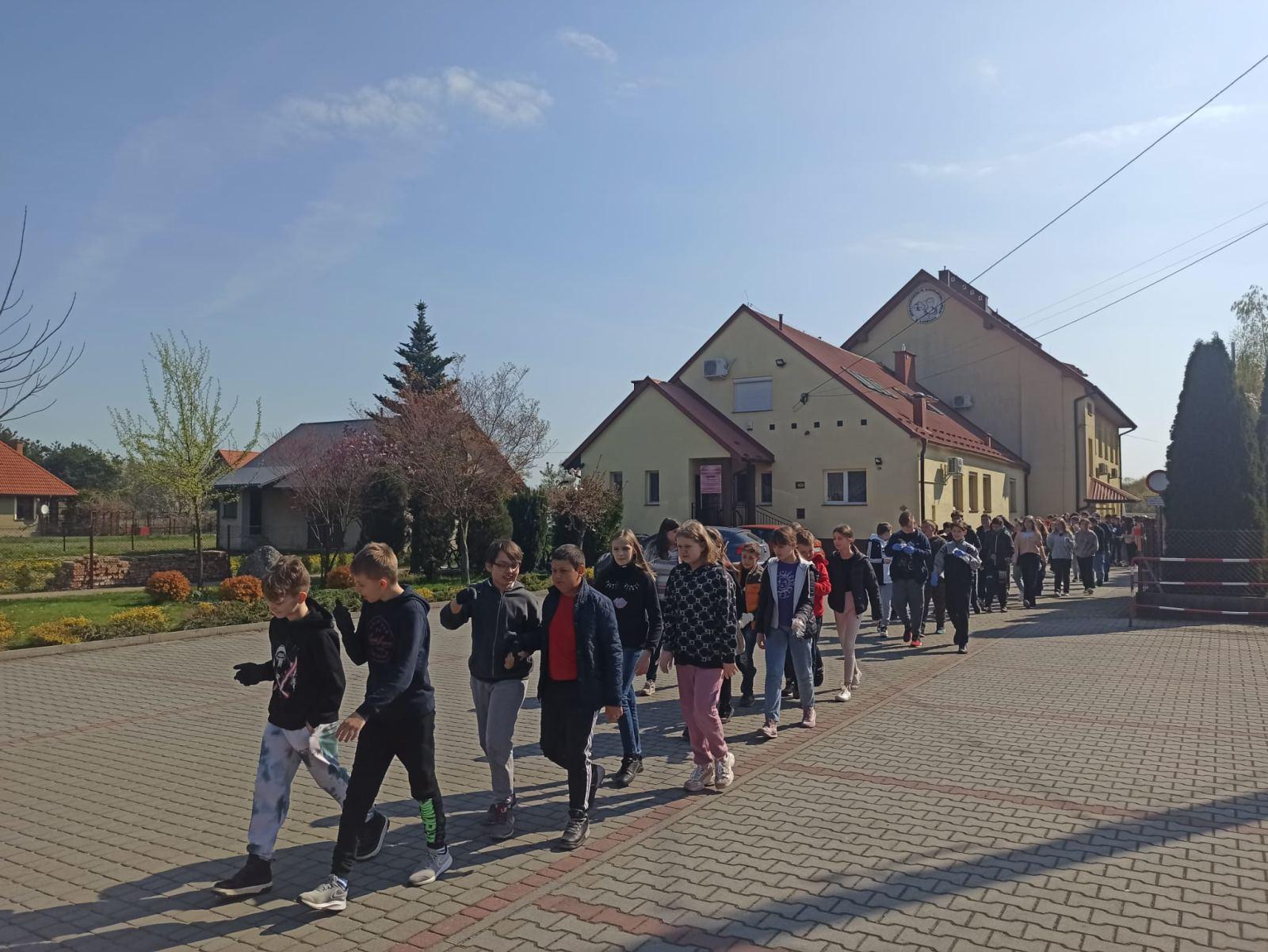 NIE ŚMIECIMY – SPRZĄTAMY – ZMIENIAMY!