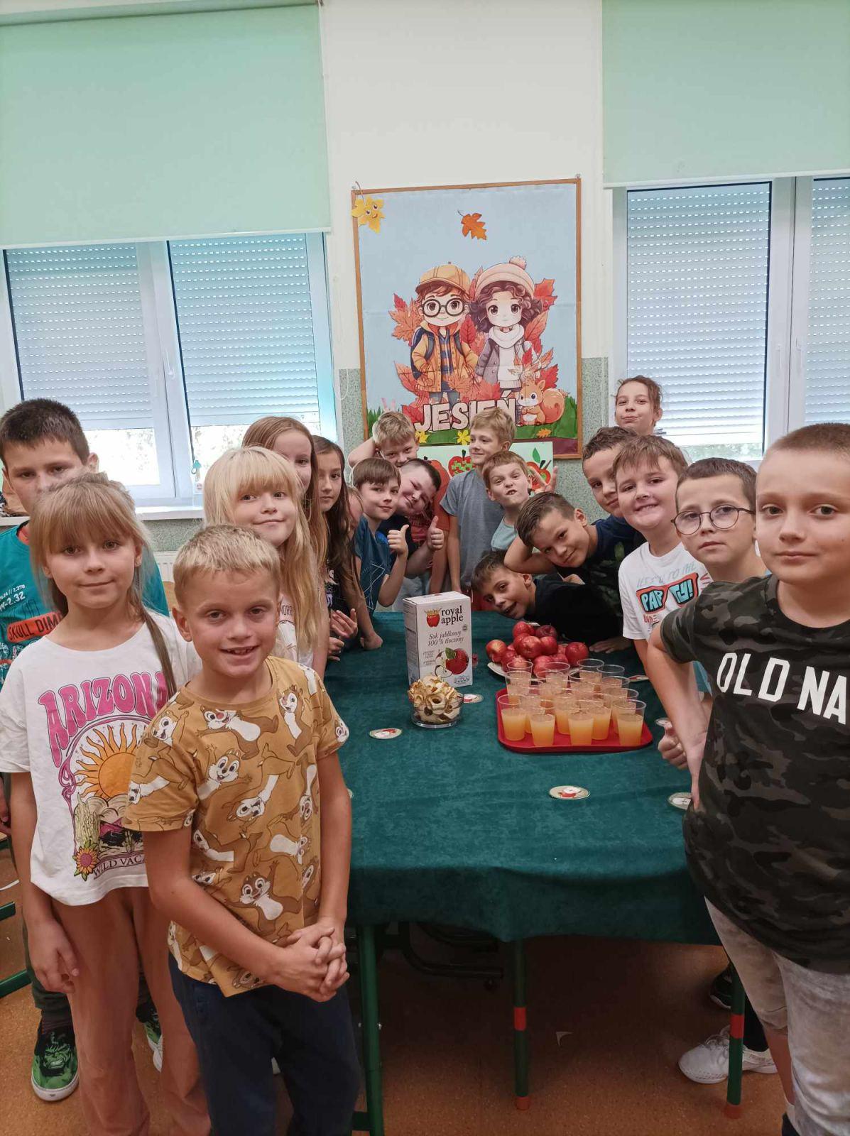 ŚWIATOWY DZIEŃ JABŁKA W KL. III