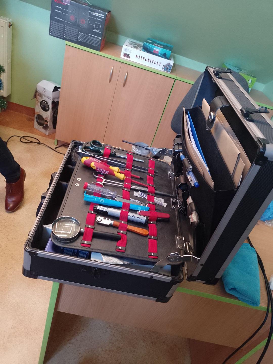 SPOTKANIE KLASY VIII Z PANEM PIOTREM MITERĄ – TECHNIKIEM KRYMINALISTYKI