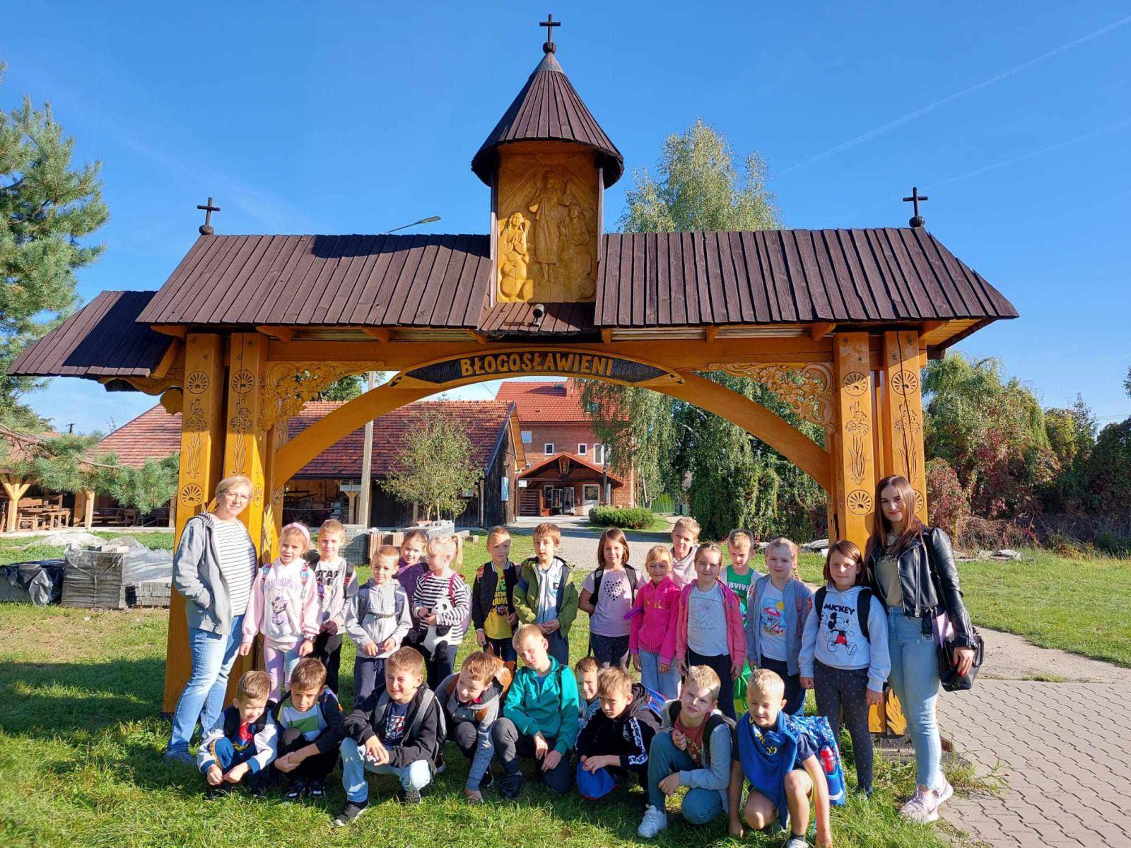 WYCIECZKA UCZNIÓW KLASY I DO  WAŁ – RUDY I ZABAWY