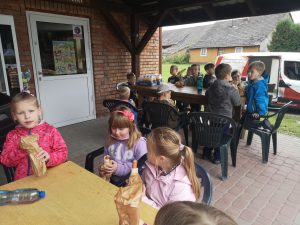 WYCIECZKA UCZNIÓW KLASY I DO BRZEŹNICY I WAŁ RUDY