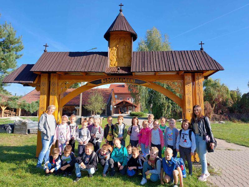 WYCIECZKA UCZNIÓW KLASY I DO  WAŁ – RUDY I ZABAWY
