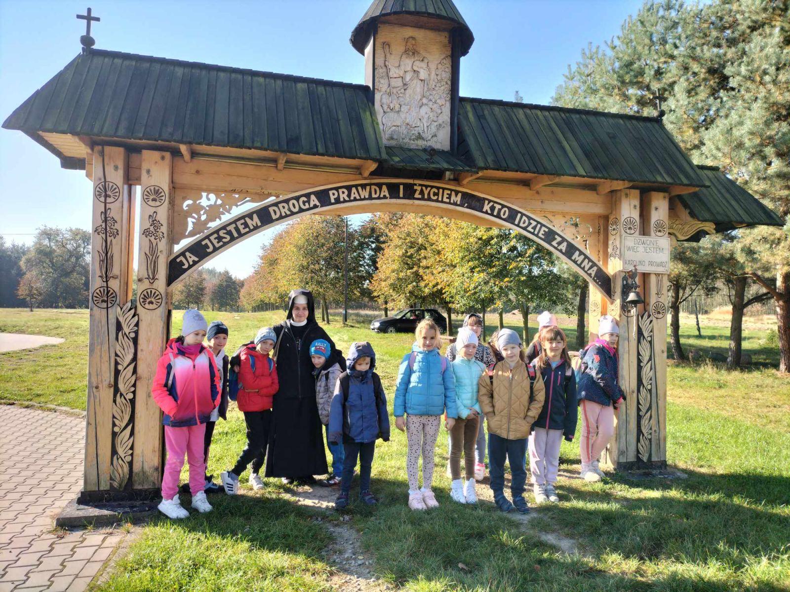 POD SKRZYDŁAMI KAROLINY
