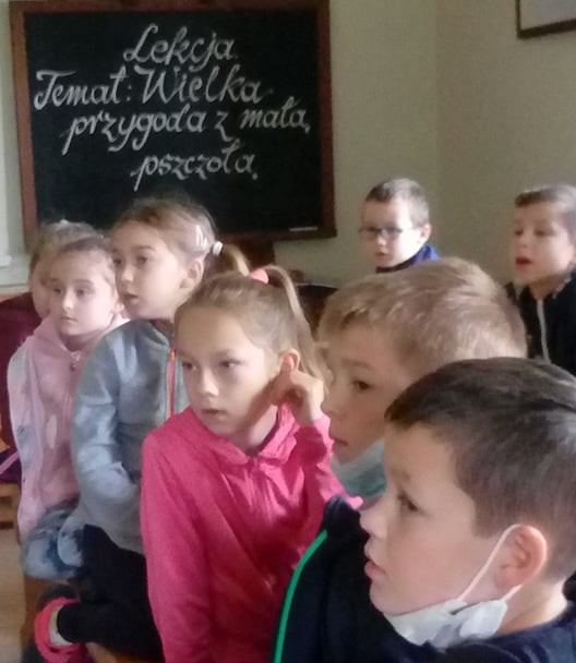 Klasa 2 w gospodarstwie pszczelarskim